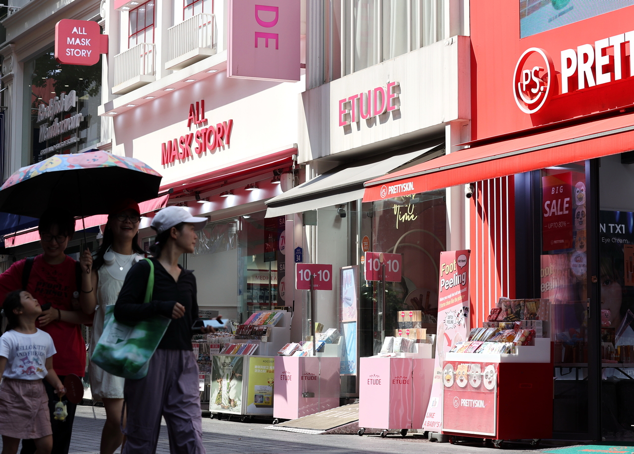English signs in Myeong-dong street (Yonhap)