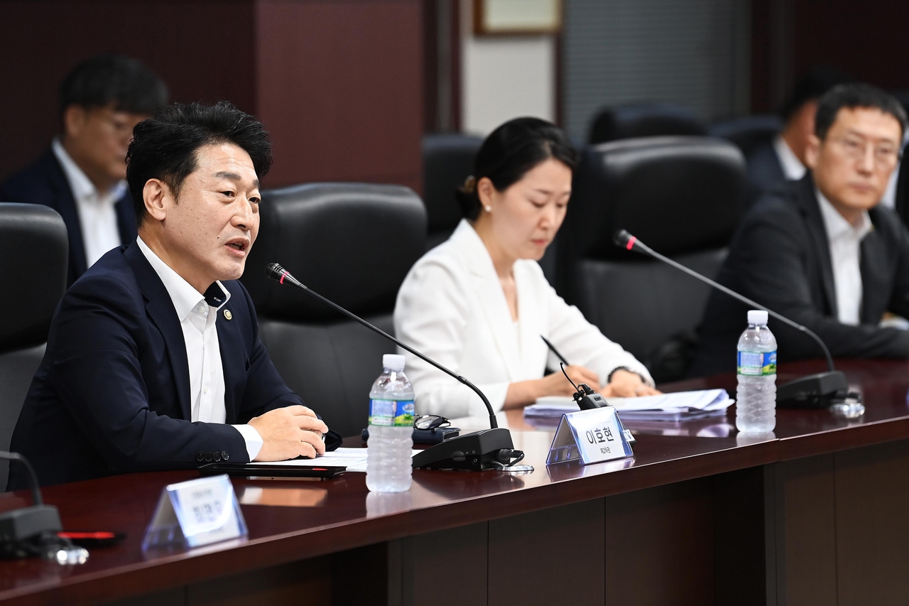 이호현 산업통상자원부 2차관이 지난 8일 서울 종로구 한국무역보험공사에서 열린 차세대 토토사이트 공지 추진단 1차 회의를 주재하고 있다. [연합]