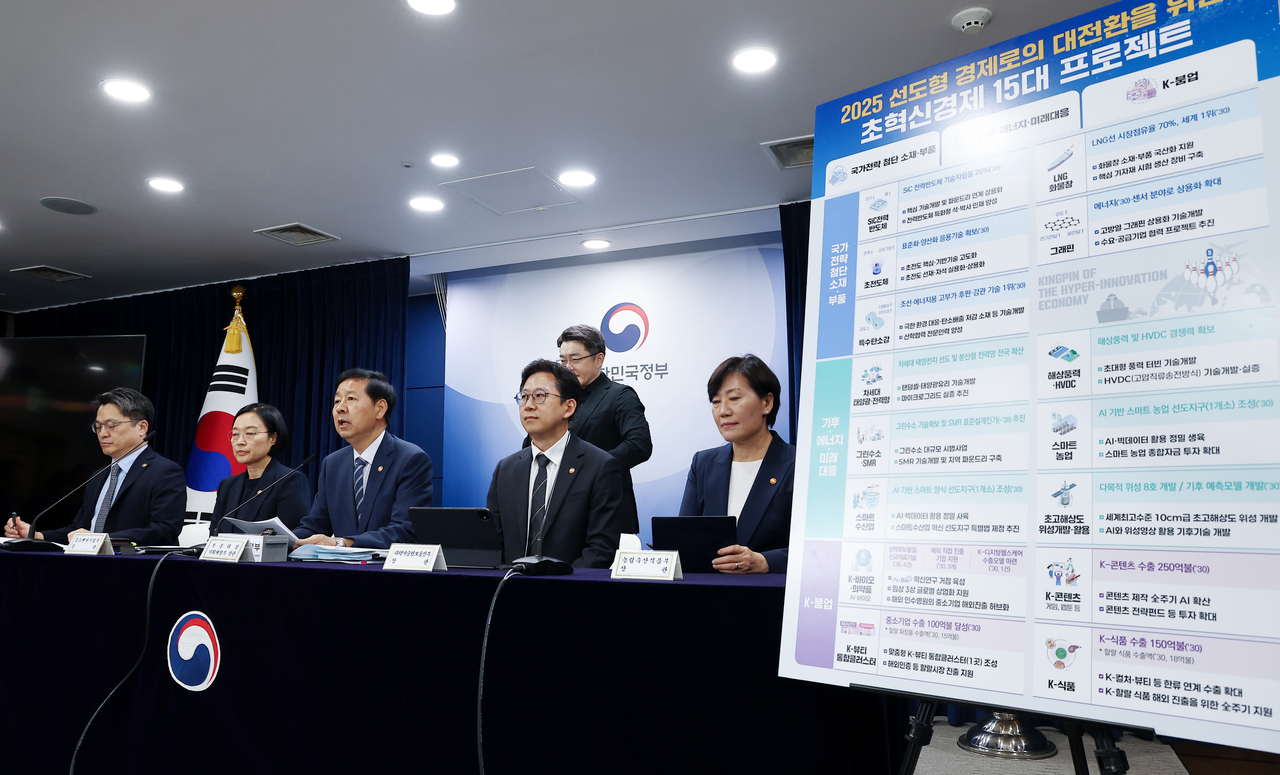 구윤철 경제부총리 겸 기획재정부 장관이 22일 정부서울청사에서 열린 새정부 경제성장전략 관계부처 합동 브리핑에서 발언하고 있다. 왼쪽부터 문신학 산업통상자원부 1차관, 한성숙 중소벤처기업부 장관, 구 부총리, 배경훈 과학기술정보통신부 장관, 송미령 농림축산식품부 장관. [연합]