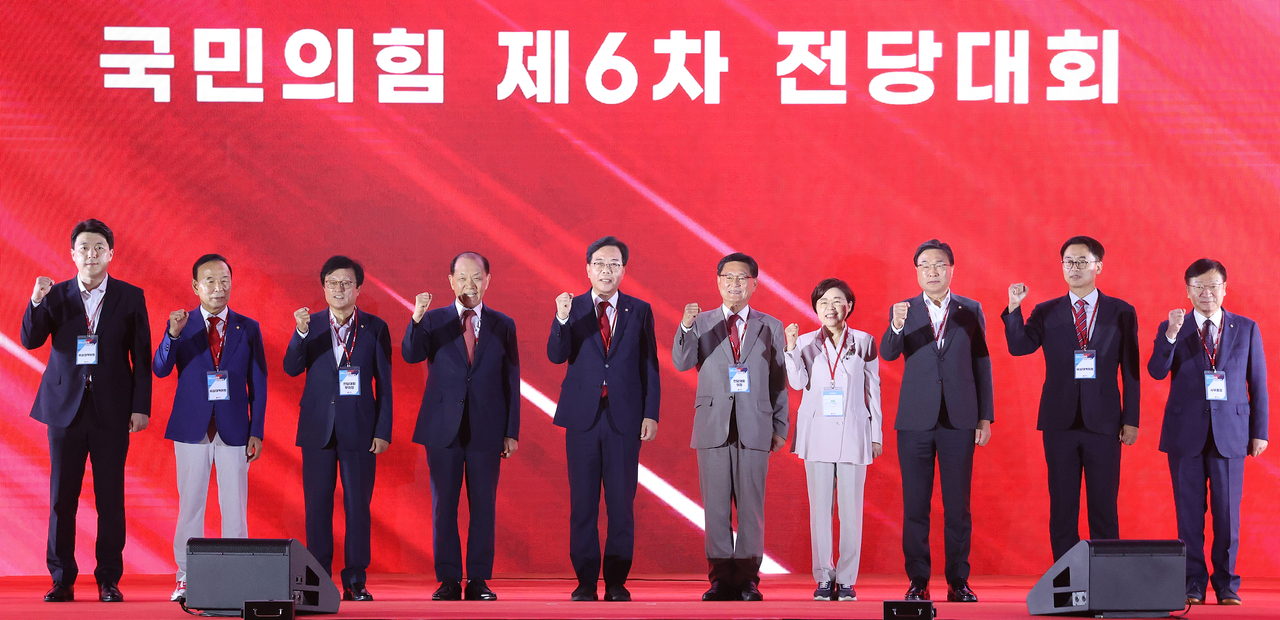 22일 충북 청주시 흥덕구 청주오스코에서 열린 국민의힘 제6차 토토사이트 매입에서 송언석 국민의힘 비상대책위원장 겸 원내대표 및 주요 당직자들이 기념 촬영하고 있다. 2025.8.22 [공동취재] [연합]