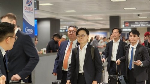 South Korea's Industry Minister Kim Jung-kwan (center) arrives at Dulles International Airport near Washington on Friday. (Yonhap)