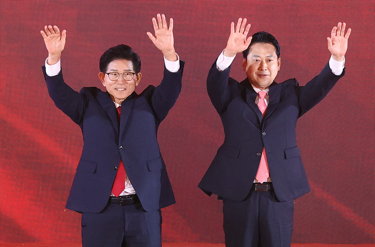 22일 충북 청주시 흥덕구 청주오스코에서 열린 국민의힘 제6차 전당대회에서 결선에 진출한 김문수, 장동혁 당 대표 후보가 진출에 성공한 뒤 손을 들고 인사하고 있다. 2025.8.22 [공동취재]