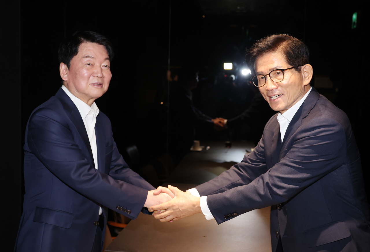 국민의힘 김문수 당 대표 후보와 안철수 의원이 23일 서울 여의도의 한 식당에서 만나고 있다. <연합뉴스>