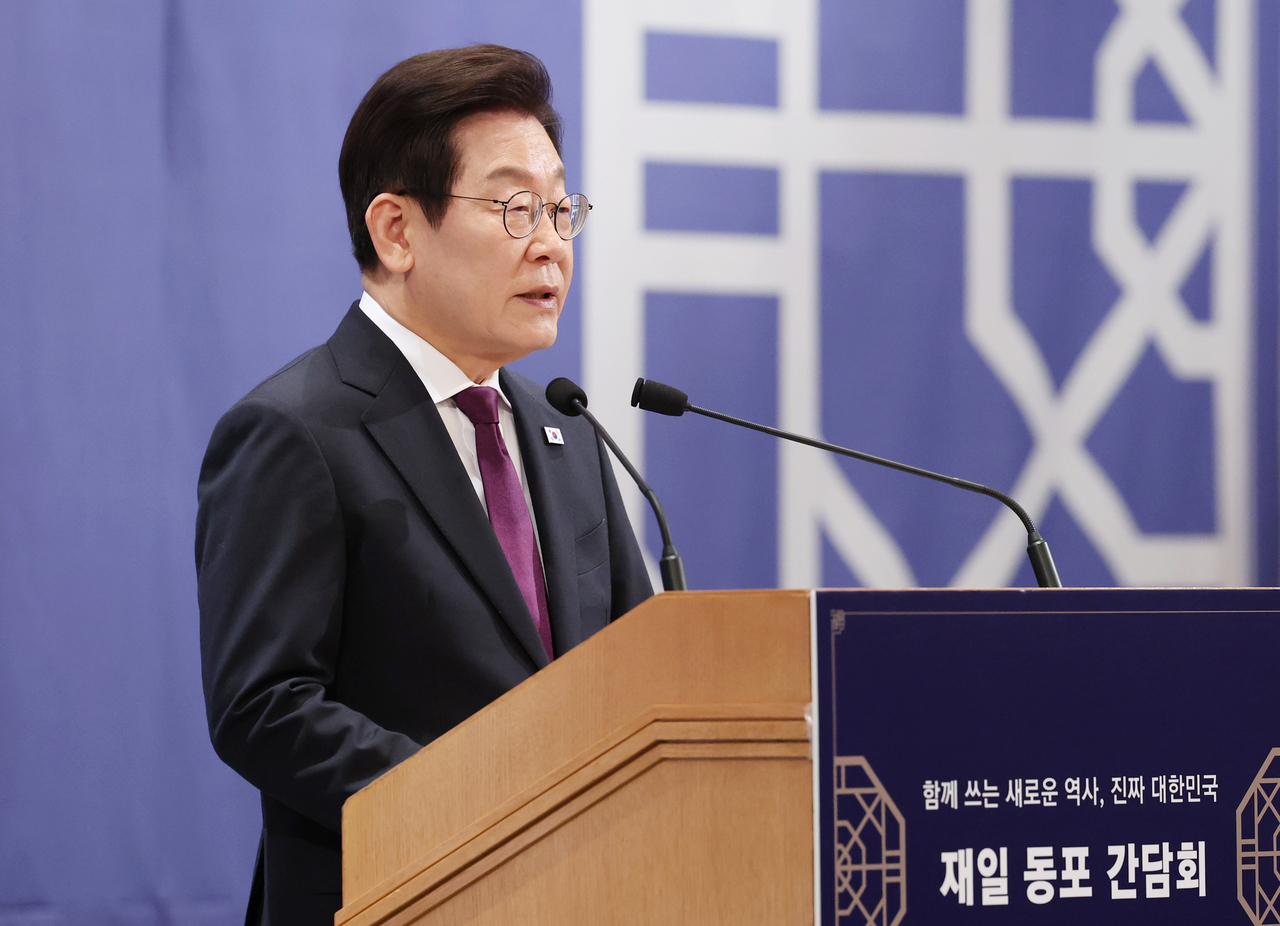 President Lee Jae Myung speaks during a luncheon meeting with Koreans residing in Japan at a hotel in Tokyo on Saturday. (Yonhap)