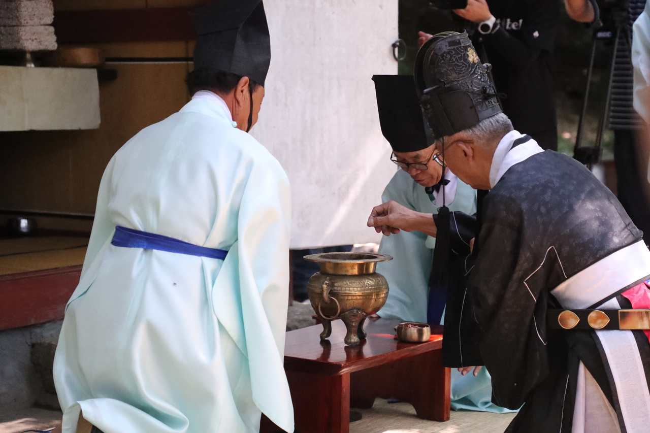 The Gangneung Danoje Preservation Association holds a rain ritual at Daegwallyeong Sanshindang and Daegwallyeong Guksaseonghwangsa shrines in Pyeongchang County, Gangwon Province, Saturday. (Yonhap)