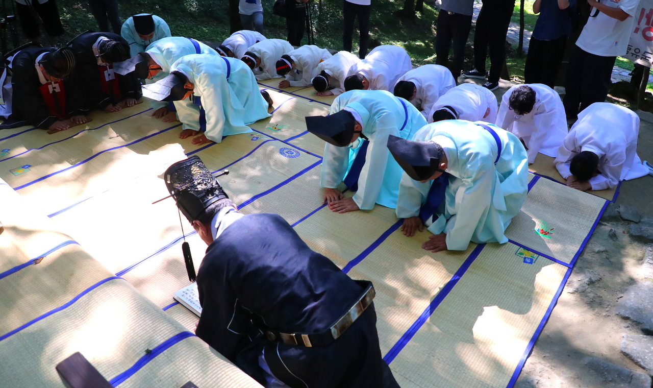 The Gangneung Danoje Preservation Association holds a rain ritual at Daegwallyeong Sanshindang and Daegwallyeong Guksaseonghwangsa shrines in Pyeongchang County, Gangwon Province, Saturday. (Yonhap)