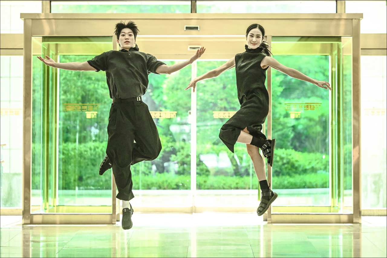 Seoul Metropolitan Dance Theater's dancers Kim Gun-woo (left) and Oh Jeong-yun (Seoul Center for the Performing Arts)