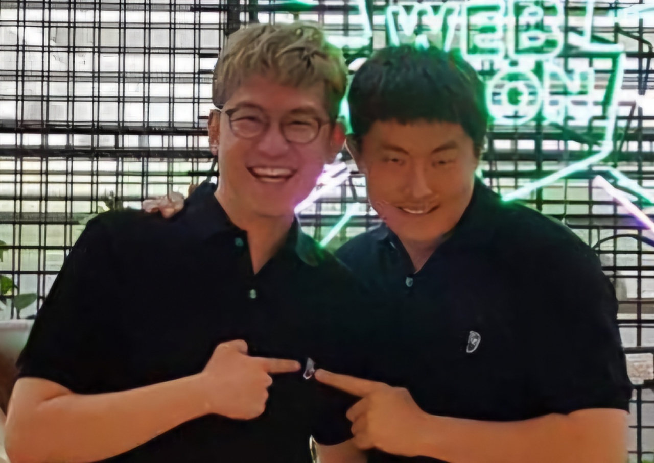 김준구 네이버토토사이트 블랙티비 대표(왼쪽)와 인기 토토사이트 블랙티비 작가 기안84 [파파고 공식 페이스북]
