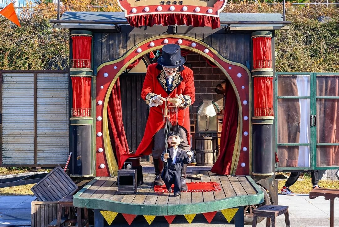 Theater Pinksocks' marionette performance (Theater Pinksocks' Instagram)