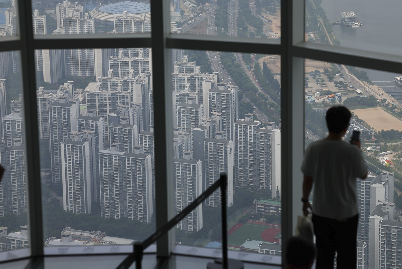 High-rise apartments in Gangnam and Songpa-gu are seen from the Sky Lounge of Lotte World Tower in Seoul on July 6. (Newsis)