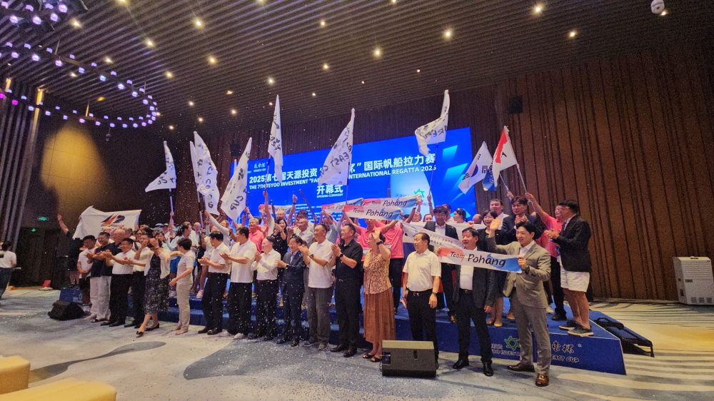 지난 21일 칭다오 올림픽요트경기장에서 ‘2025 원동컵 국제요트대회’ 출정식을 열고, 포항시 대표 요트선수단 ‘팀 포항’을 응원했다 [포항시 제공]