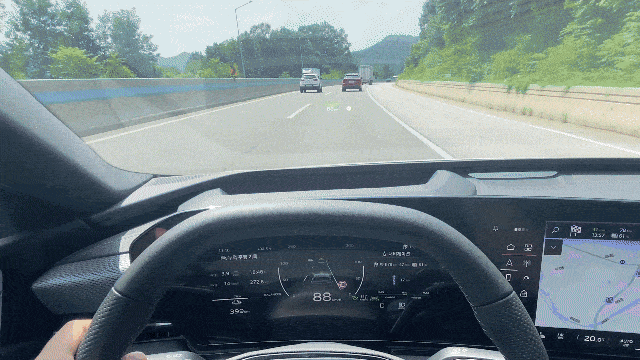 The A6 e-tron comes with a head-up display and an adjustable air suspension that can raise or lower the car to optimize driving efficiency or enhance ride comfort. It also features a panoramic glass roof with adjustable transparency and digital side mirrors, which pair external cameras with video displays seamlessly integrated into the side windows. (Lim Jae-seong/The Korea Herald)