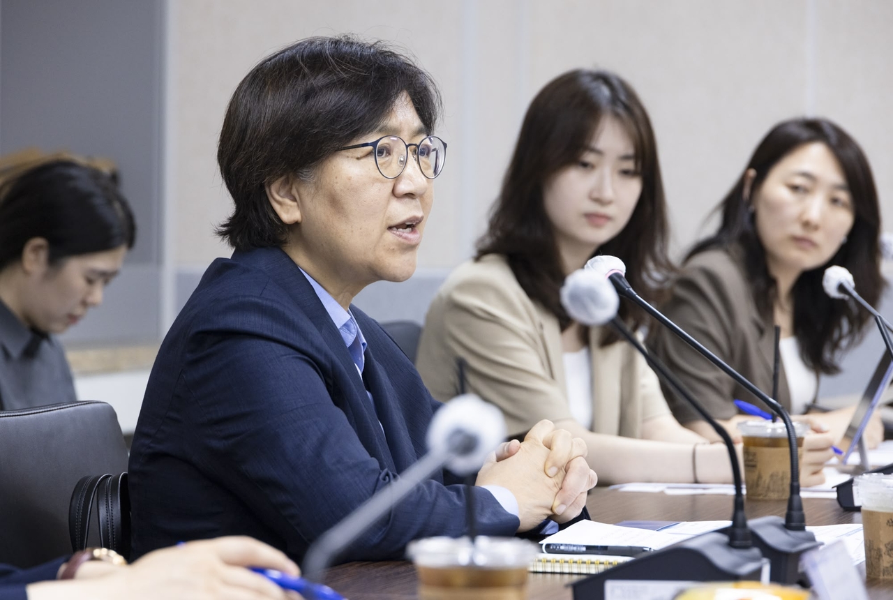 South Korean Health Minister Jeong Eun-kyeong (left) leads a discussion with suicide prevention experts at the Korea Foundation for Suicide Prevention in central Seoul on July 25. (Yonhap)