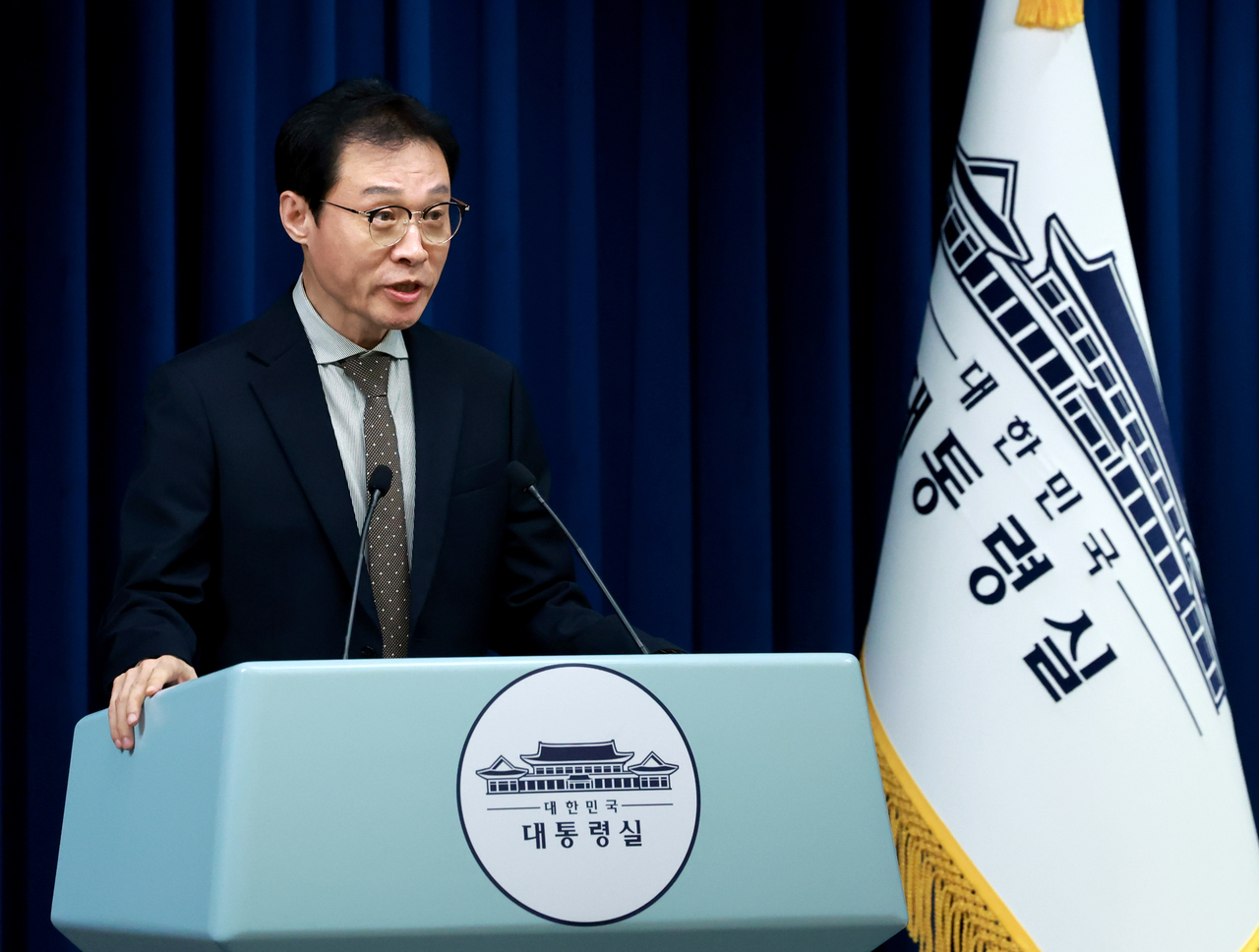 이규연 토토사이트 러쉬 홍보소통수석이 지난 21일 서울 용산 토토사이트 러쉬 청사에서 이날 열린 대통령 수석·보좌관 회의 관련 브리핑을 하고 있다. [연합]