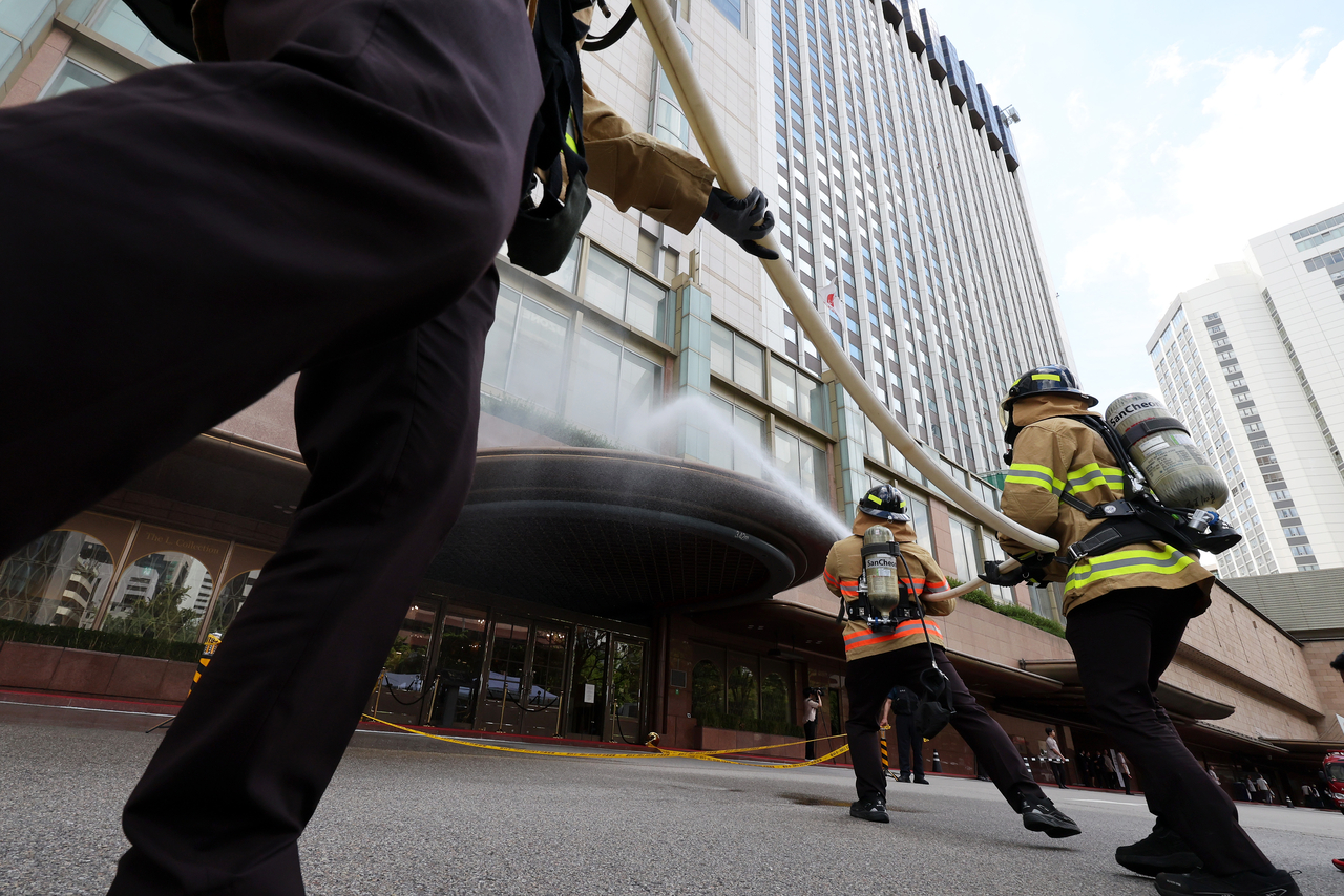 Firefighters participates in the Ulchi-Freedom Shield exercise in Seoul on Aug. 19. (Yonhap)