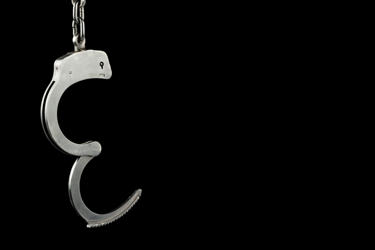 A stock photo of a handcuff (123rf)
