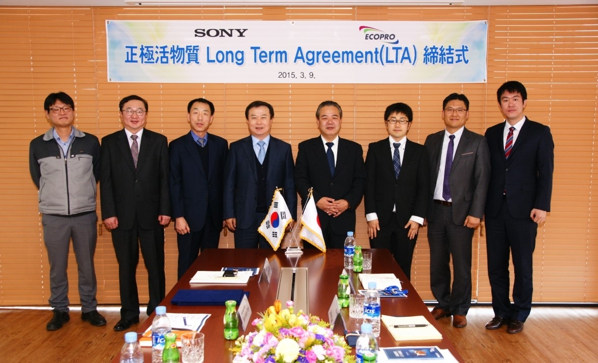 EcoPro’s former Chairman Lee Dong-chae (fourth from left) and other EcoPro executives pose at the signing ceremony for a long-term supply agreement with Sony in March 2015. (EcoPro)