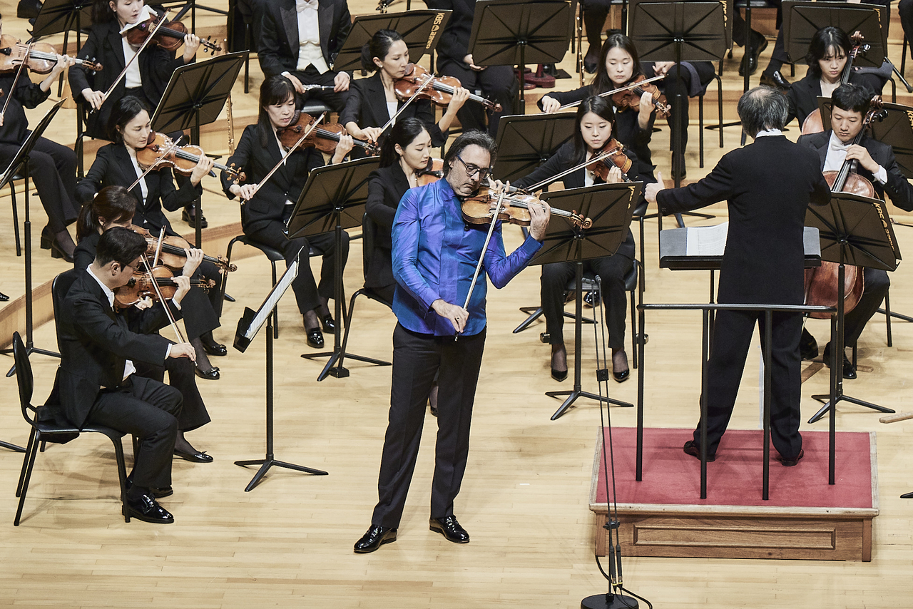 Violinist and conductor Leonidas Kavakos performs in a concert during Classic Revolution 2024 at Lotte Concert Hall. (Lotte Concert Hall)