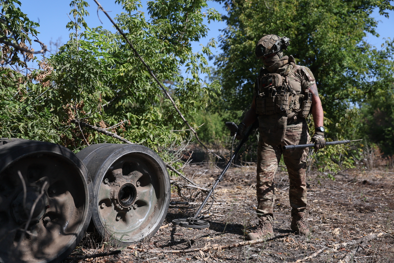 A Russian soldier carries out mine clearance in Donetsk, Ukraine, Thursday. (Tass-Yonhap)