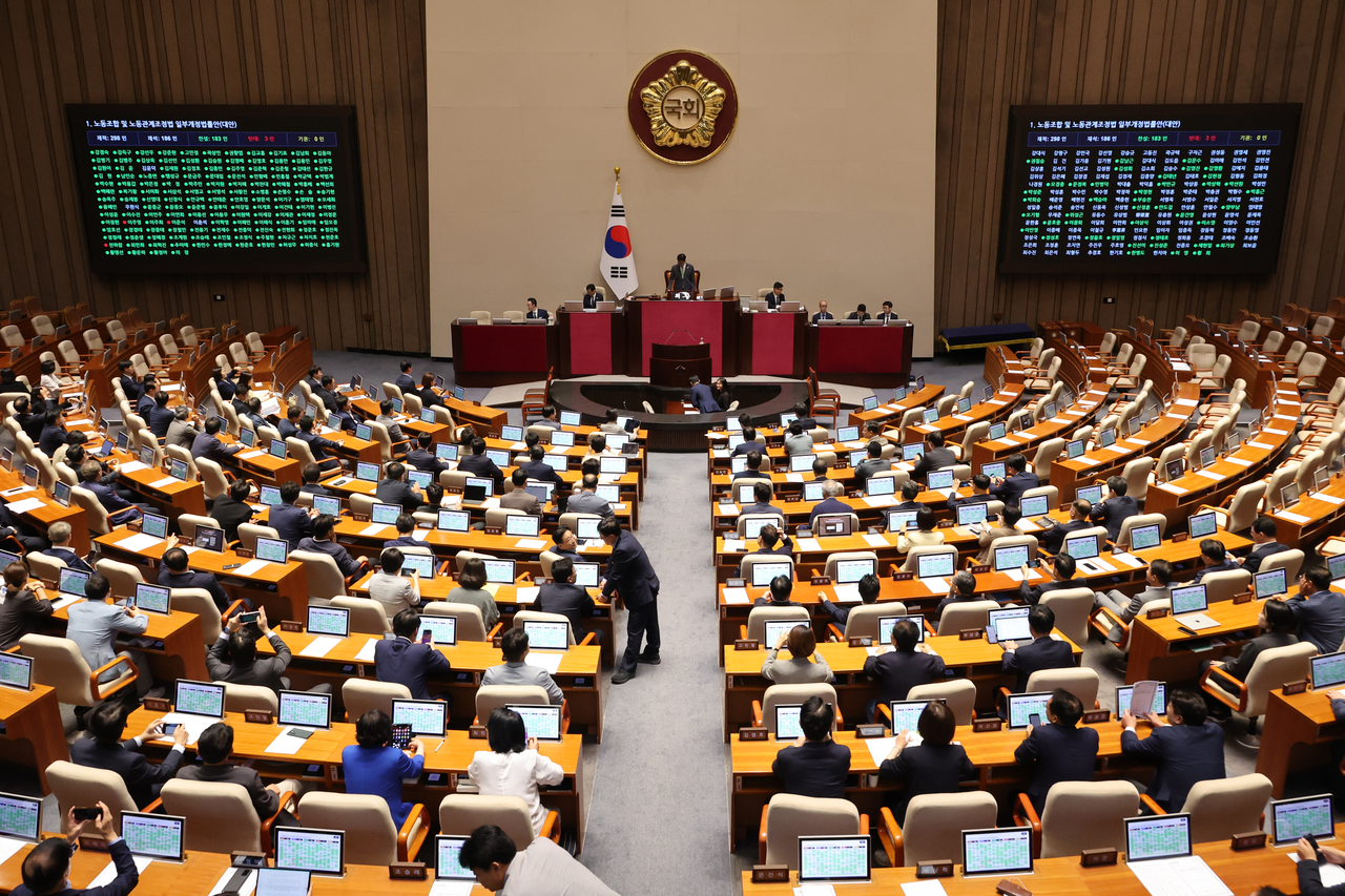 24일 국회 본회의에서 ‘노동조합 및 노동관계조정법 일부개정법률안(노란봉투법)’이 여당 주도로 통과되고 있다. [연합]
