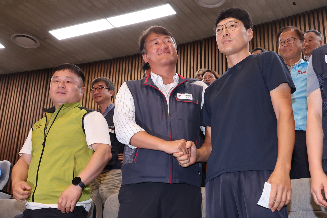 24일 국회 본회의에서 ‘노동조합 및 노동관계조정법 일부개정법률안(노란봉투법)’이 통과되자 민주노총 양경수 위원장과 유최안 거제통영고성조선하청지회 조합원이 기뻐하고 있다. [연합]