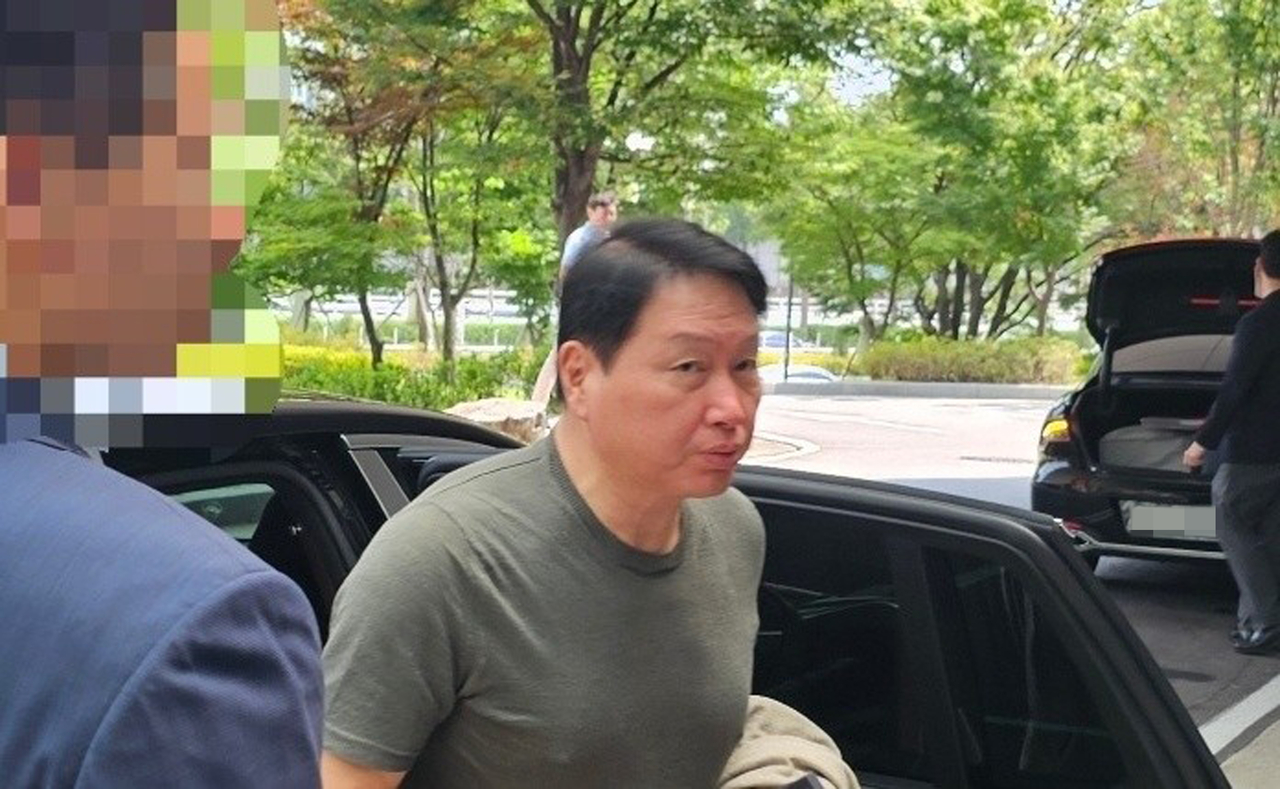 SK Group Chairman Chey Tae-won arrives at the SGBAC of Gimpo International Airport on Aug. 24, 2025, on his way to join the economic delegation for the South Korea–U.S. summit set to be held in Washington, D.C., on Aug. 25. (Yonhap)