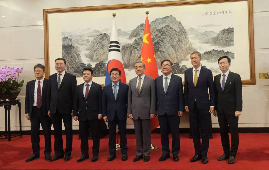 This photo, taken Aug. 24, 2025, shows former National Assembly Speaker Park Byeong-seug (fourth from left), Chinese Foreign Minister Wang Yi (fourth from right) and President Lee Jae Myung's special envoys to China in Beijing. (Yonhap)