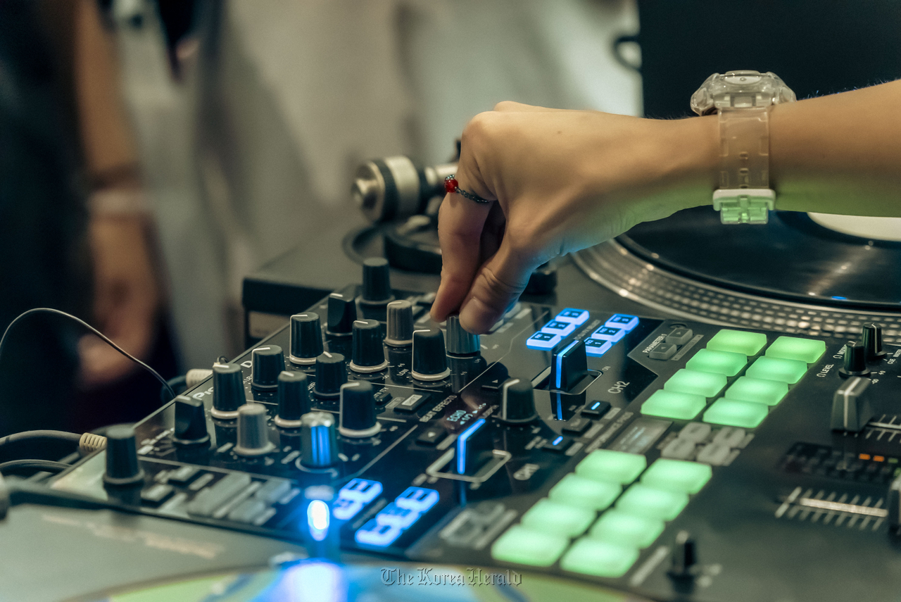 A disc jockey plays music at the oul Morning Coffee Club Morning Rave on Aug 9. (Kim Keun Young/SMCC)