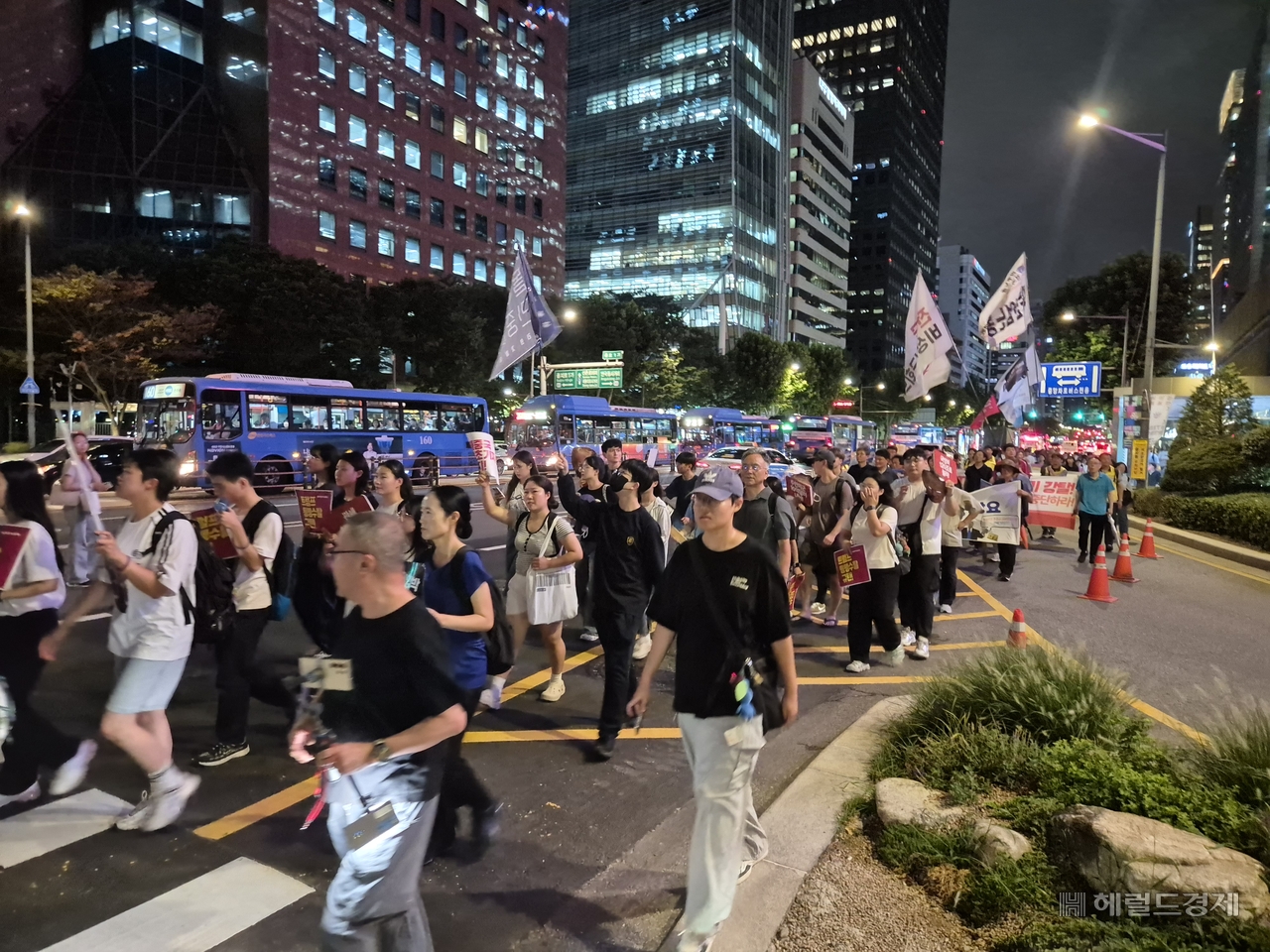 한미 정상회담을 앞둔 25일 토토사이트 무소유위협저지공동행동,진보대학생넷 등 진보성향 시민단체,학생운동 단체들이 미국과 토토사이트 무소유 대통령을 규탄하는 집회를 열고 미 대사관까지 행진하고 있다. 김도윤 기자.