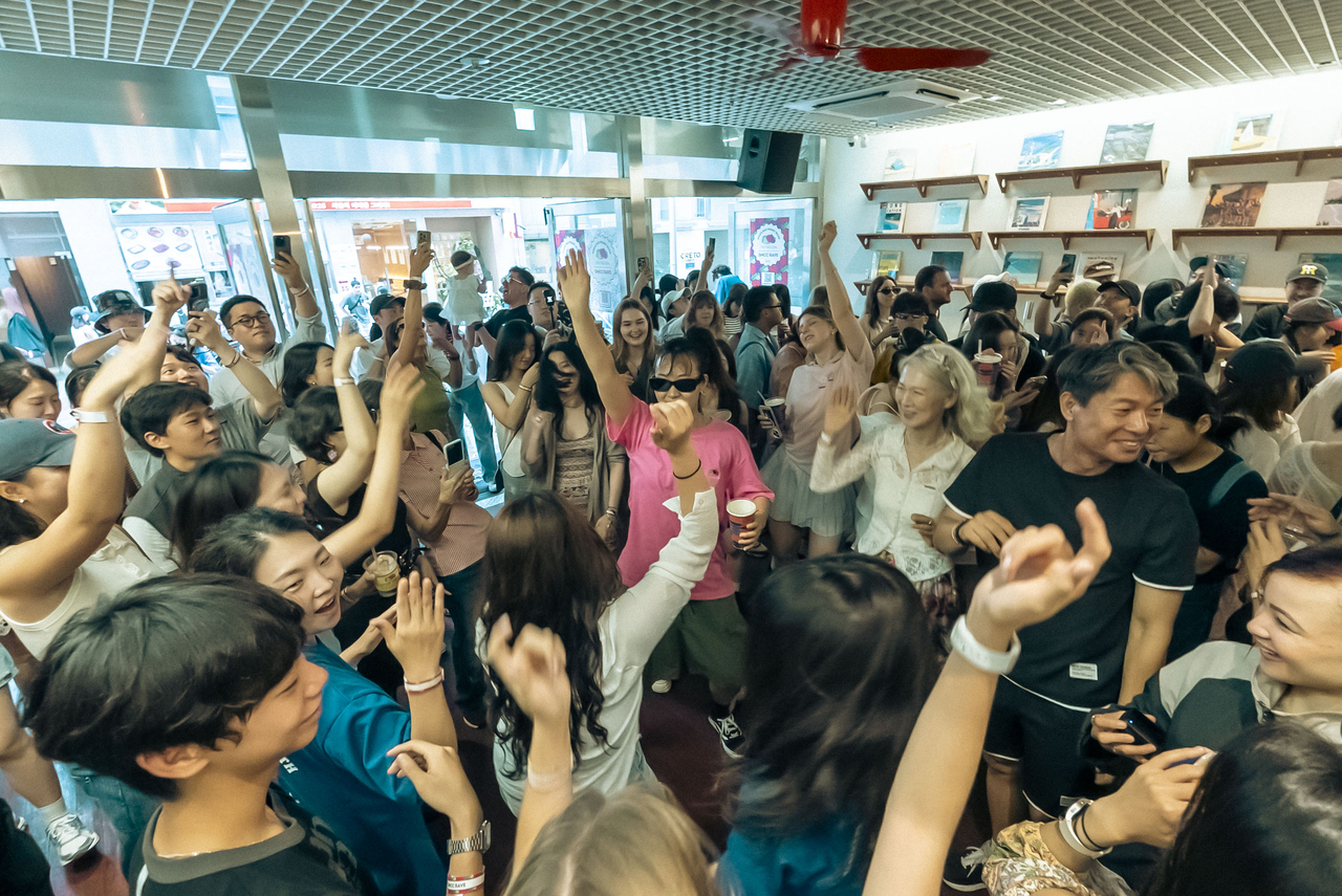 Participants at Seoul Morning Coffee Club's Morning Rave enjoy the freshness of the early hours with beat and dancing at Furoa in Myeong-dong, central Seoul, on Aug 9, from 7 a.m. to 10 a.m. (Kim Keun Young/SMCC)