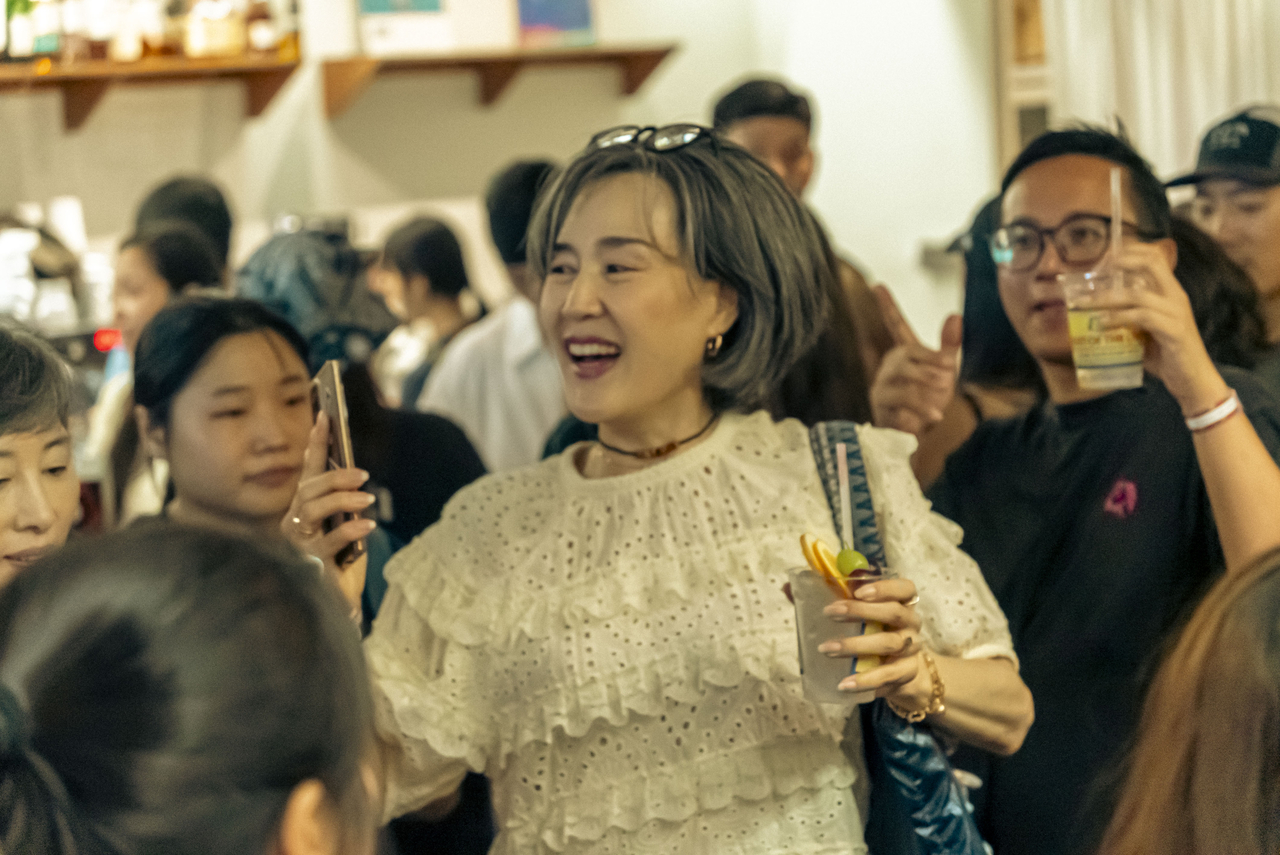 Participants at Seoul Morning Coffee Club's Morning Rave dance. (Kim Keun Young/SMCC)