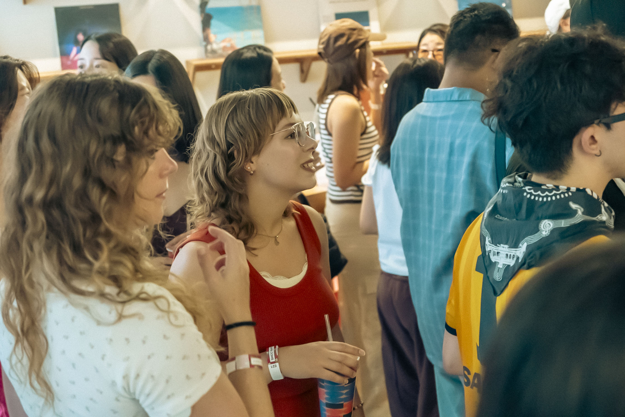 People from diverse nationality come to enjoy the Morning Rave. (Kim Keun Young/ SMCC)