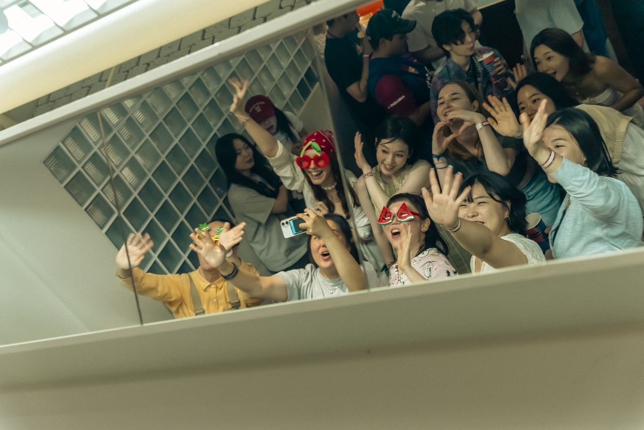 Participants take pictures, enjoying SMCC's Morning Rave. (Kim Keun Young/ SMCC)