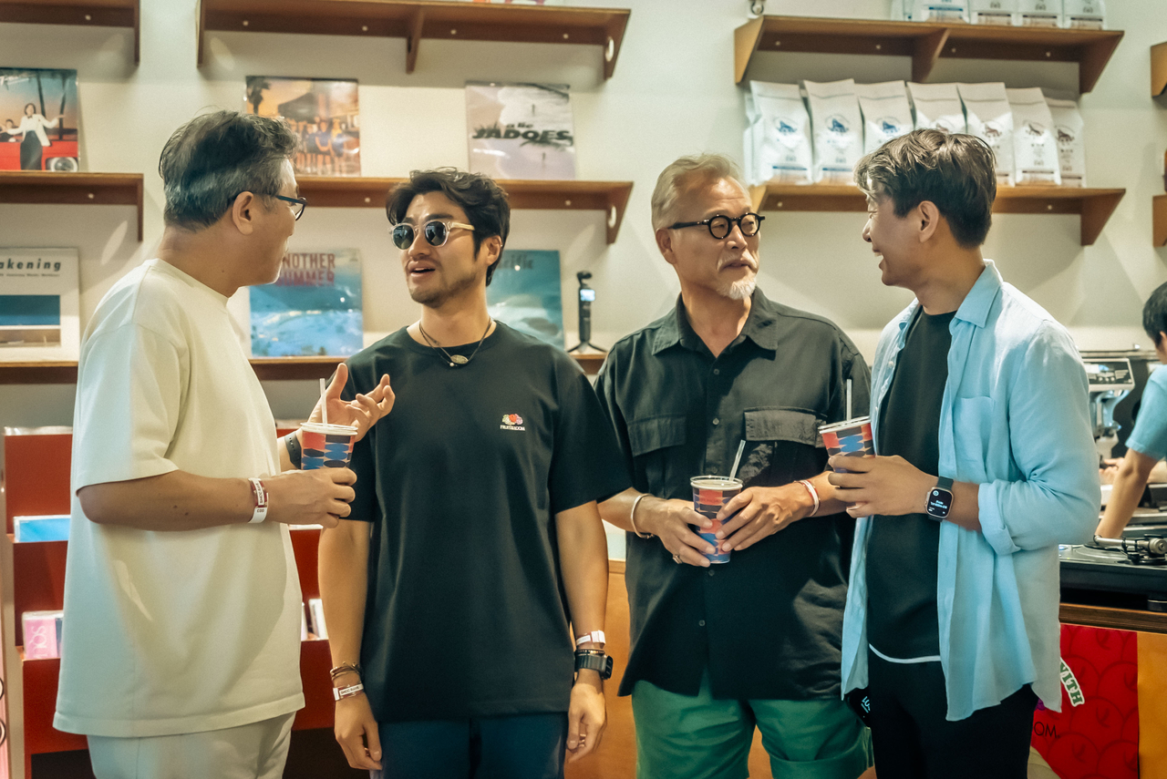 Park Jae-hyun (second from the left), founder of Seoul Morning Coffee Club, talks to participants from an elders' community, The New Grey, at the Morning Rave.  (Kim Keun Young/ SMCC)