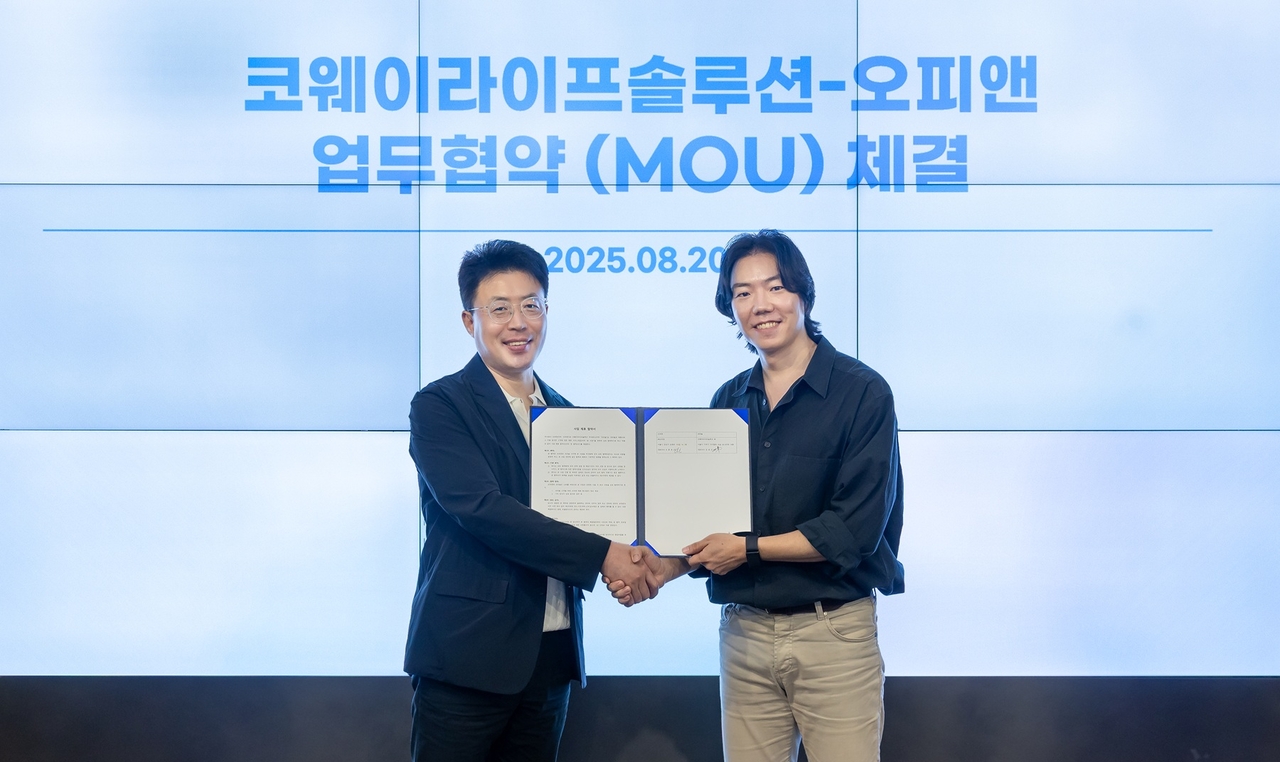 지난 20일 코웨이라이프솔루션(코라솔) 본사에서 진행된 업무협약식. 김명곤(왼쪽) 코라솔 대표와 오종관 가상 스포츠토토 대표가 기념촬영하고 있다.  [코웨이라이프솔루션 제공]