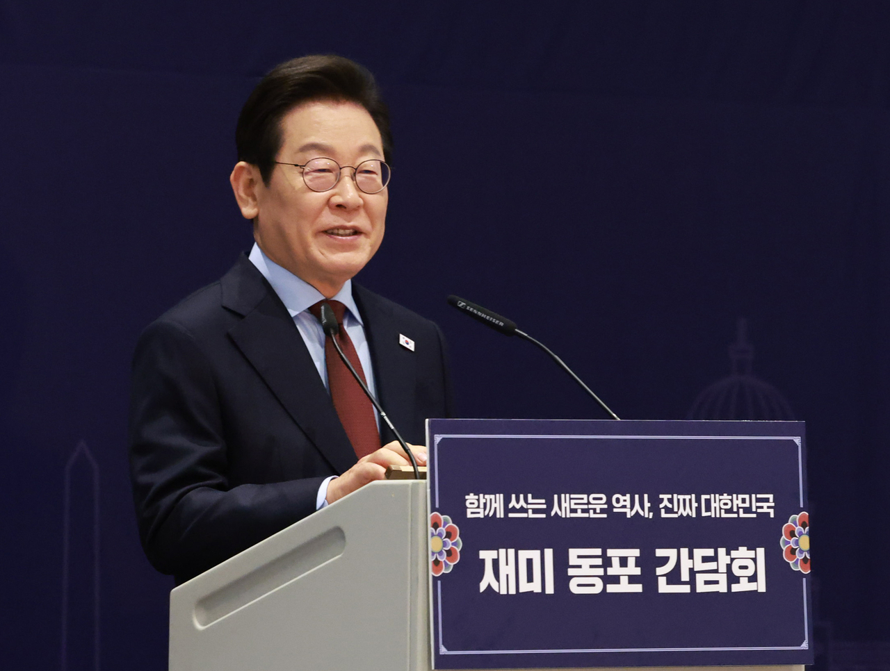 President Lee Jae Myung speaks during a dinner meeting with Korean Americans at a hotel in Washington DC, on Sunday. (Yonhap)