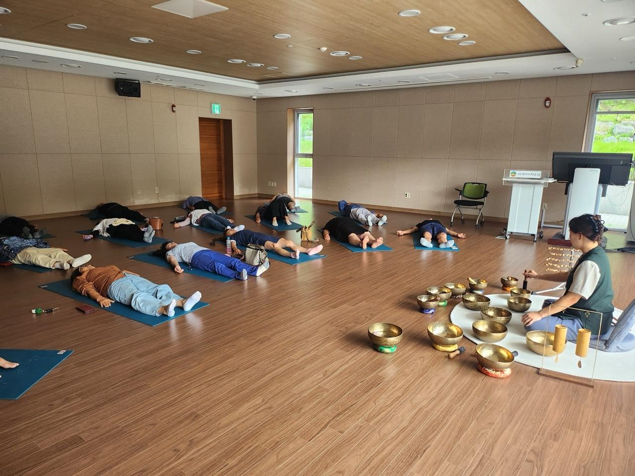산불 피해 주민들이 국립산림치유원에서 산림치유 프로그램(싱잉볼 명상)을 체험하고 있다. [한국산림복지진흥원 국립산림치유원 제공]