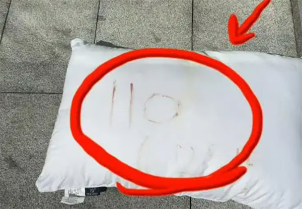 중국에서 방안에 갇힌 여성이 창밖으로 떨어뜨린 스포츠토토 베팅샵. 스포츠토토 베팅샵에는 피로 쓴 숫자 ‘110 625’가 적혀있었는데, 이는 현지 경찰 신고번호와 여성이 갇힌 방 번호였다.