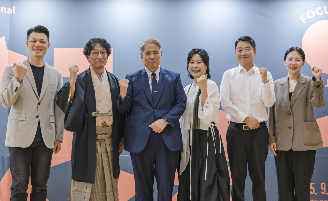 From left, Cantonese opera performer Lam Tin-yau, Japanese Nogaku performer Shimizu Kanji, National Theater of Korea CEO Park In-gun, National Changgeuk Company artistic director Yu Eun-seon, Creative Team Taroo director Jung Jong-im and pansori performer Park In-hye pose for a group photo after a press conference in Seoul on Thursday. (National Theater of Korea)