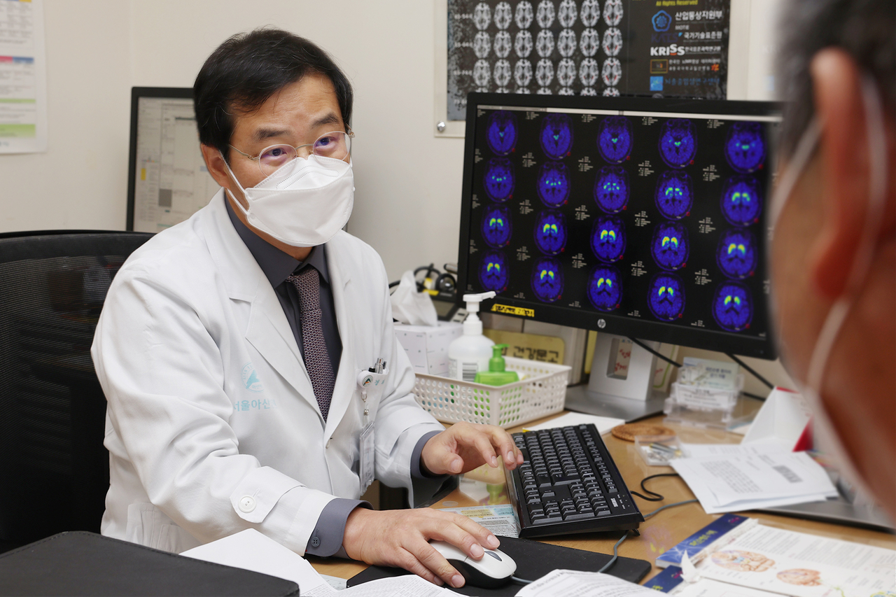 서울아산병원 신경과 정선주 교수가 토토사이트 라이타 진단 전 렘수면 행동장애를 경험한 환자를 진료하고 있다.