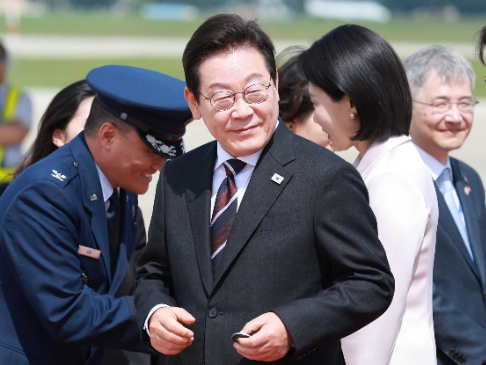 South Korean President Lee Jae Myung (center) arrives at Joint Base Andrews near Washington on Sunday, to attend his first summit with US President Donald Trump at the White House. (Yonhap)