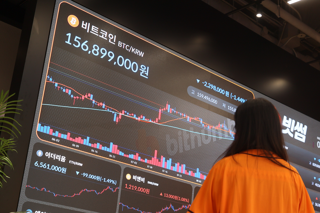 A screen shows bitcoin and other cryptocurrency prices at the Bithumb Lounge in Gangnam, southern Seoul, Aug. 14. (Yonhap)