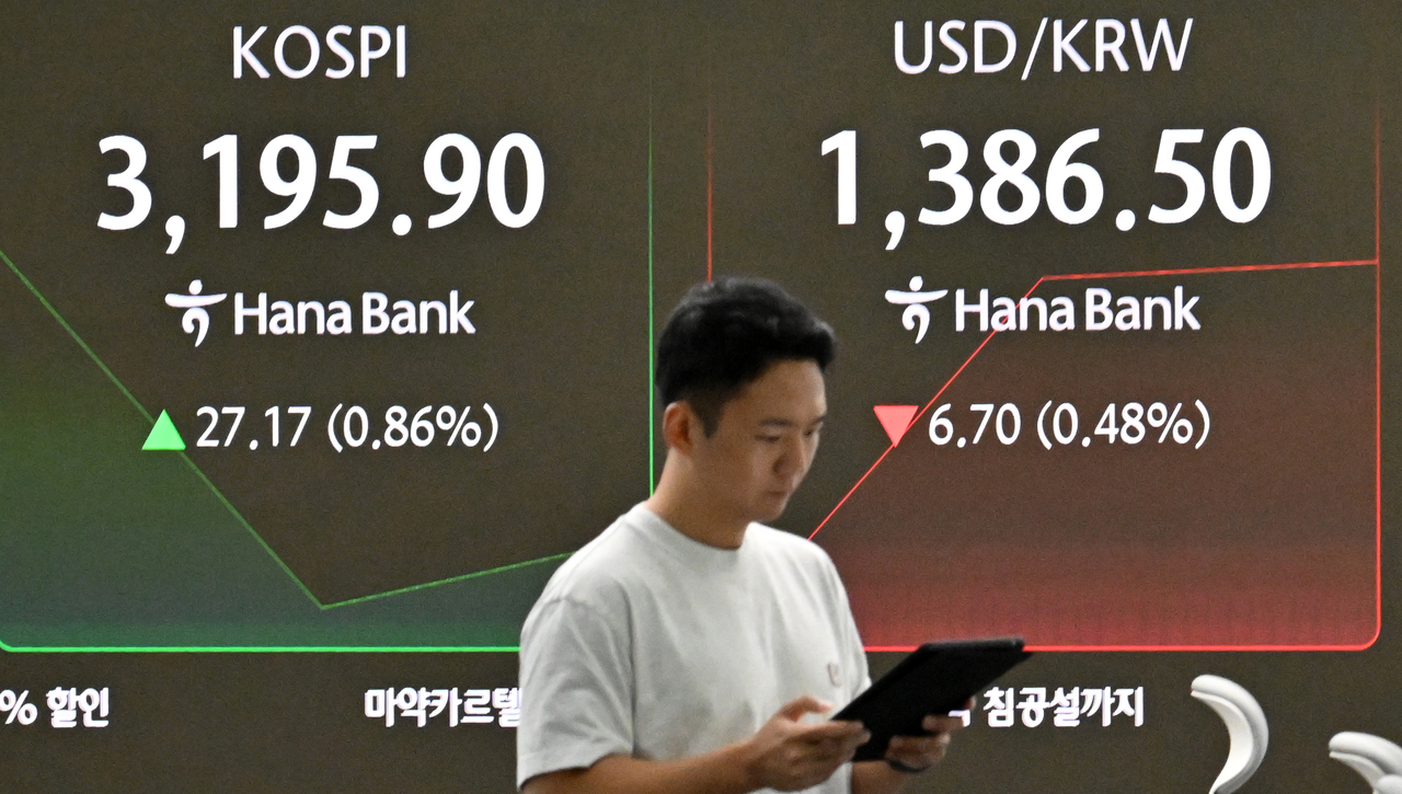손오공 토토사이트가 25일 상승 출발했다. 지난주 열린 잭슨홀 미팅에서 제롬 파월 연방준비제도 의장의 발언을 통해 미국의 기준 금리 인하 기대감이 높아진 영향으로 풀이된다. 오전 서울 중구 하나은행 딜링룸 전광판에 손오공 토토사이트 지수가 오전 9시 10분 기준 전 거래일보다 27.17포인트 상승한 3195.90포인트를 나타내고 있다. 원·달러 환율은 1386.50원이다. 임세준 기자