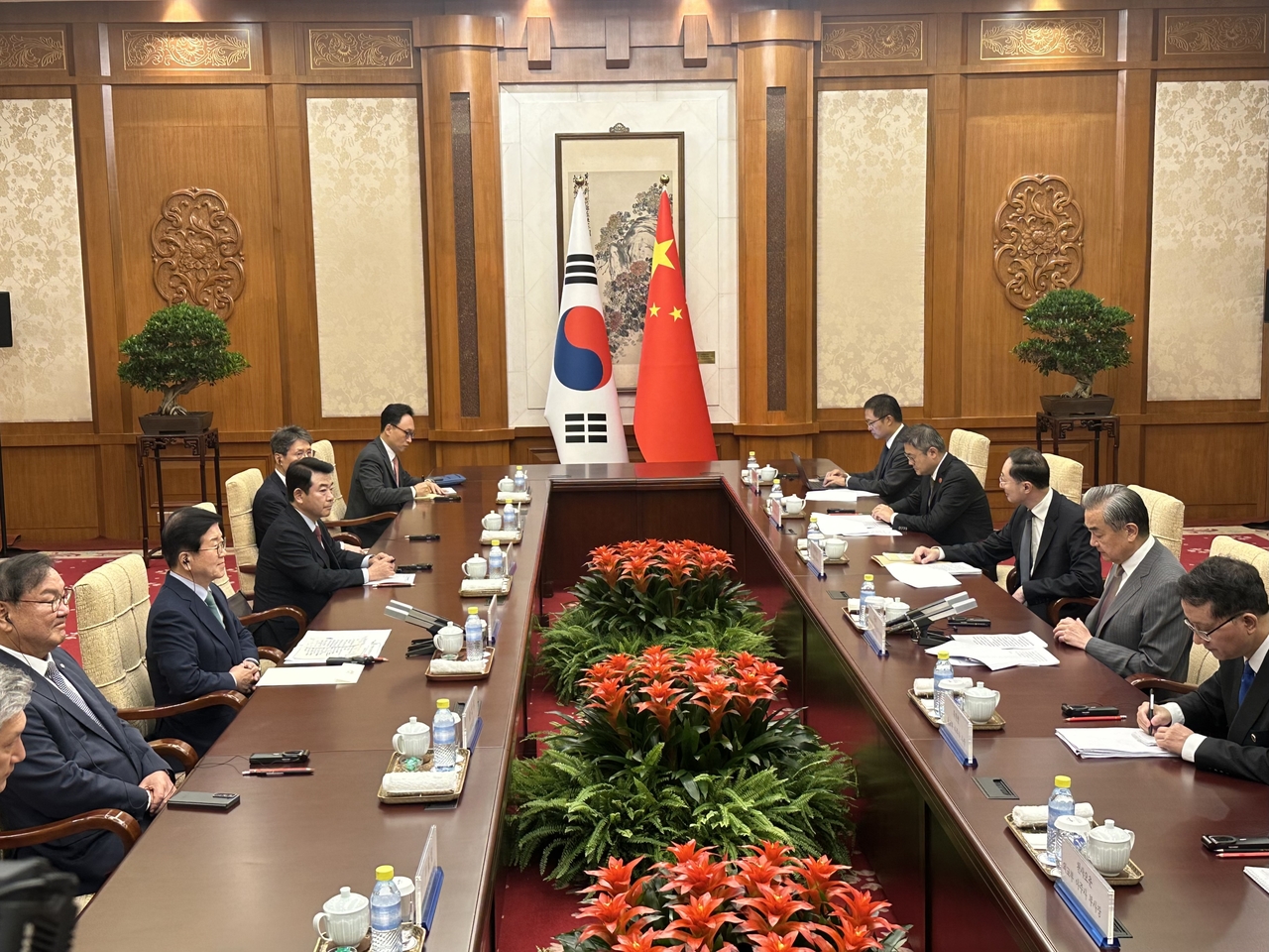 President Lee Jae Myung’s special delegation, led by former National Assembly Speaker Park Byeong-seug, held a meeting with Chinese Foreign Minister Wang Yi and other officials on Sunday at the Diaoyutai State Guesthouse in Beijing. (South Korea’s Ministry of Foreign Affairs)