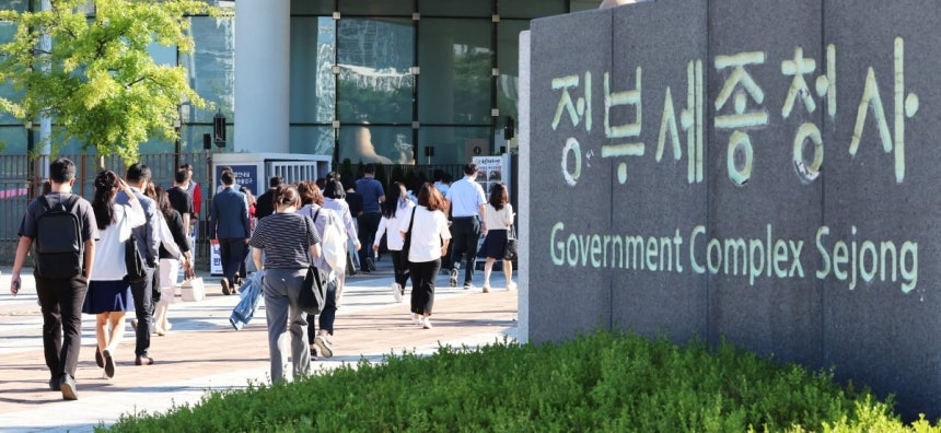 Officials go to work at the Government Complex Sejong. (Yonhap)