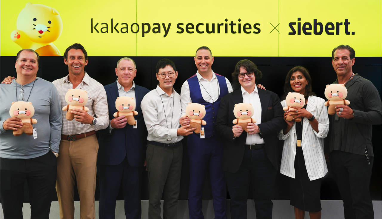 Kakao Pay Securities CEO Shin Ho-cheol (fourth from left) and Siebert Financial Principal David Gebbia (far right) pose for a photo during a meeting at Kakao Pay’s Pangyo office in Gyeonggi Province last week. (Kakao Pay)