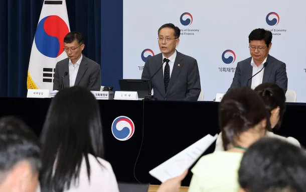 이형일 기획재정부 1차관이 지난달 29일 정부세종청사 민원동 브리핑실에서 2025 세제 개편안 상세 브리핑을 하고 있다. 조만희 조세총괄정책관(오른쪽부터), 이 차관, 박금철 세제실장. [연합]