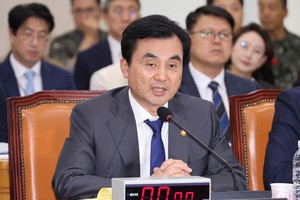 Defense minister says US consistent in message on no USFK drawdown