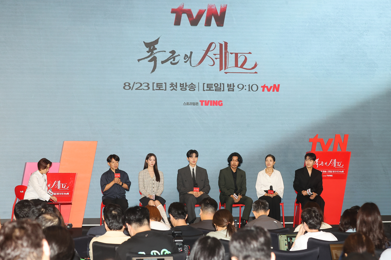 장태유 감독이 지난 19일 서울 구로구 더세인트에서 열린 tvN 새 토일드라마 ‘폭군의 셰프’ 제작발표회에서 인사말을 하고 있다. [연합]