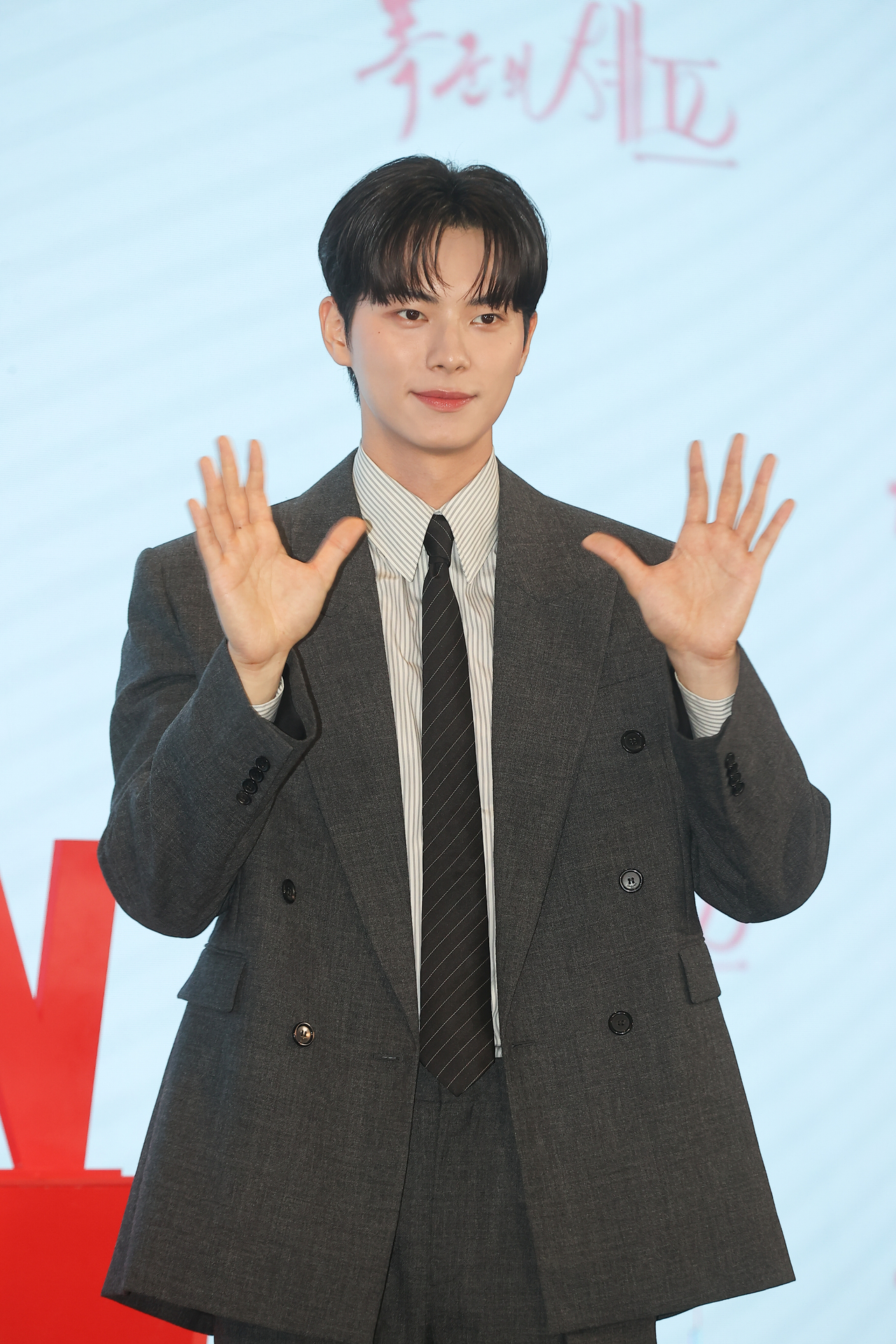 배우 이채민이 지난 19일 서울 구로구 더세인트에서 열린 tvN 새 토일드라마 ‘폭군의 셰프’ 제작발표회에서 포즈를 취하고 있다. [연합]